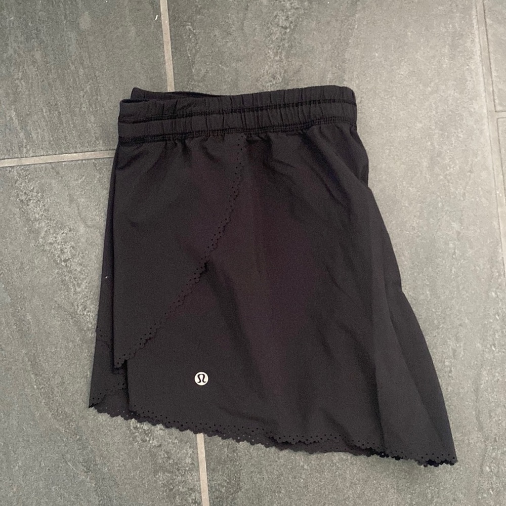 Lululemon split hem scalloped shorts size 12
